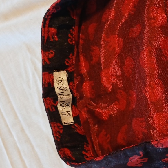 GUC Thai Silk Men's Black w/ Red Elephant Patterned Shirt size XL BEAUTIFUL!! - Picture 6 of 8